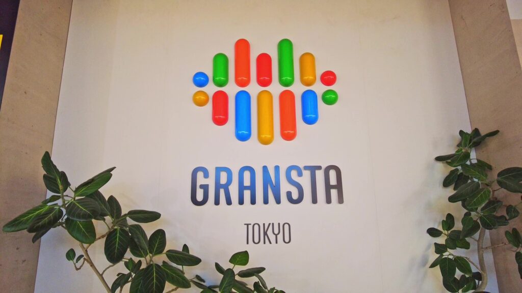 グランスタ東京の看板