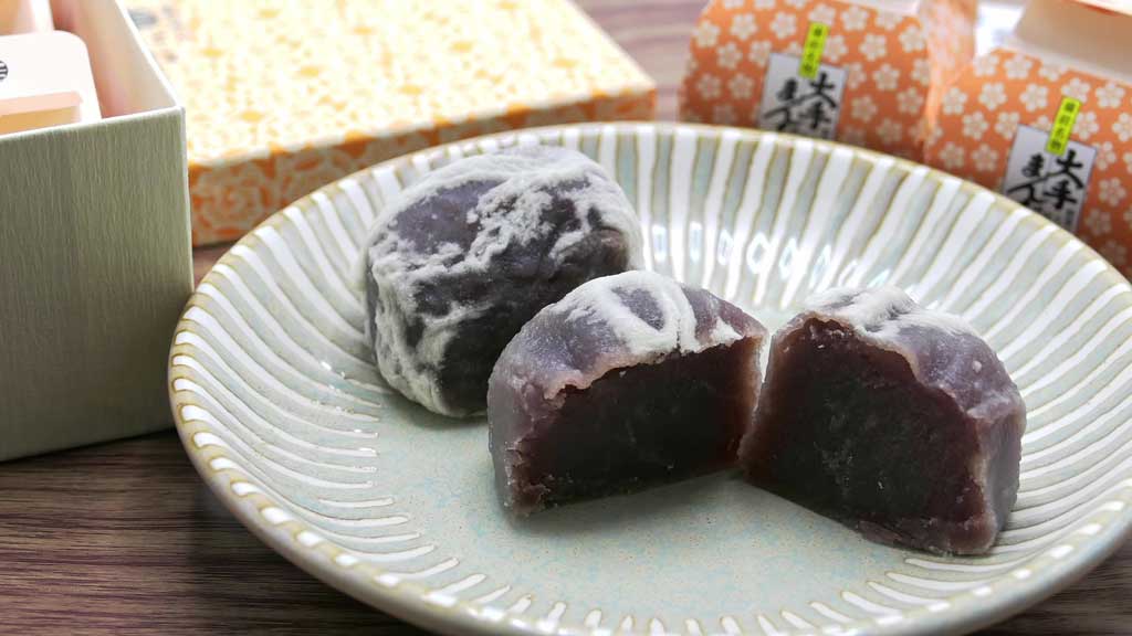 お皿にのせられた大手饅頭伊部屋の商品「大手まんぢゅう」