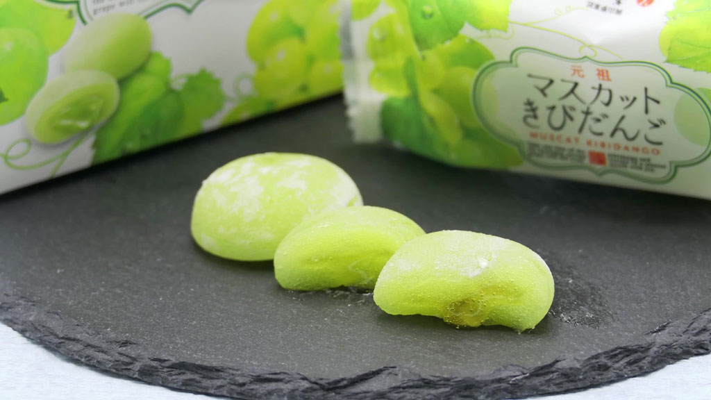 敷島堂の商品「元祖マスカットきびだんご」とそのパッケージ