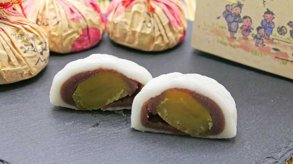 お皿に乗せられた菓子処ひらいの商品「良寛てまり」とそのパッケージ