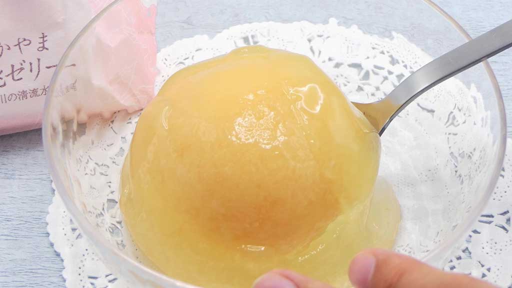 透明なお皿に入れられた御菓子処 清風庵の商品「おかやま白桃ゼリー」