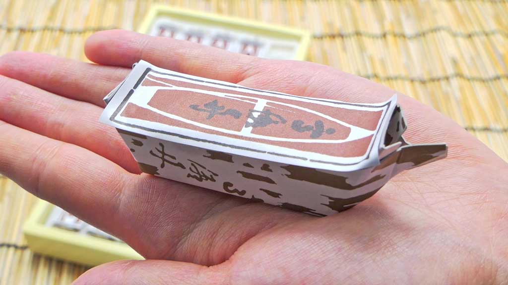 手のひらに乗せられた古見屋羊羹の商品「高瀬舟羊羹」のパッケージ