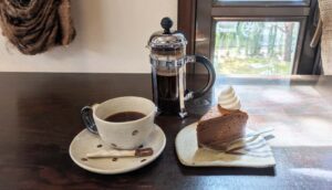 丸山珈琲のブレンド・クラシック1991(深煎り)とチョコレートケーキ