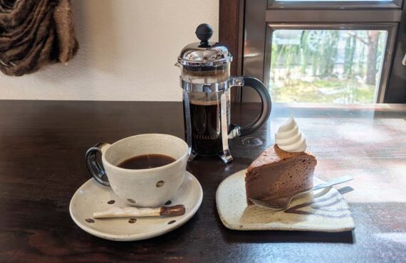 丸山珈琲のブレンド・クラシック1991(深煎り)とチョコレートケーキ