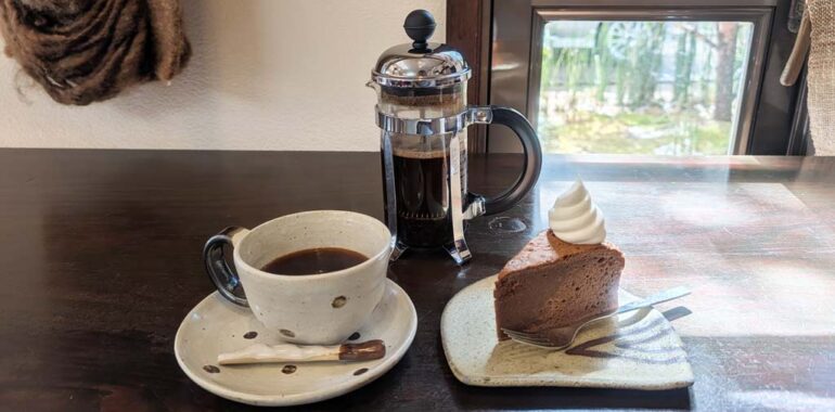 丸山珈琲のブレンド・クラシック1991(深煎り)とチョコレートケーキ