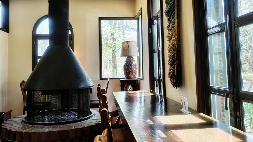 丸山珈琲の内装、暖炉と椅子と机