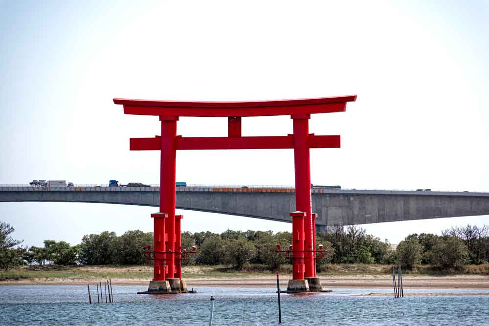 弁天島海浜公園の鳥居