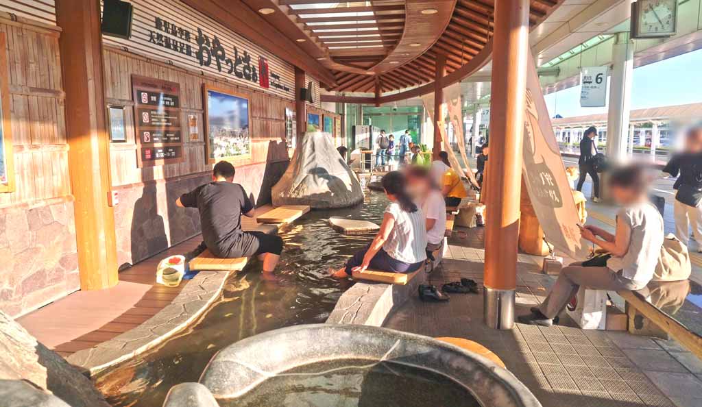 鹿児島空港にある天然温泉足湯「おやっとさぁ」